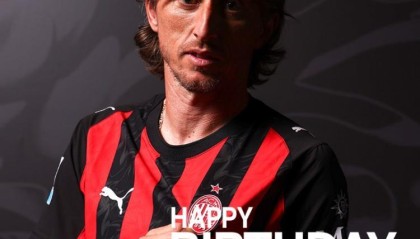 米兰官方祝魔笛40岁生日快乐：从书写足坛历史到开启米兰生涯